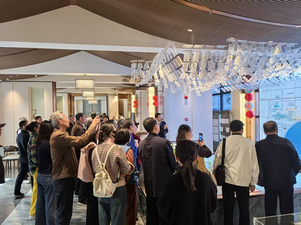 ����+�����������������������